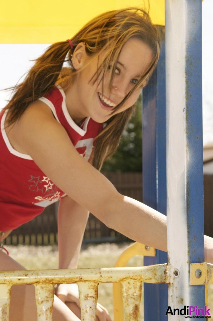 Teen Mädchen auf Spielplatz zeigt Muschi
 #78628201