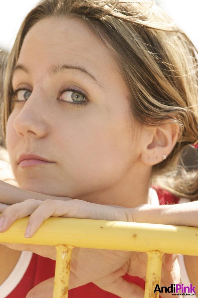 Teen Mädchen auf Spielplatz zeigt Muschi
 #78628232