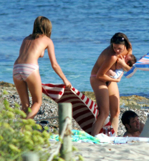 Sadie frost montrant ses beaux seins sur la plage aux paparazzi
 #75428566