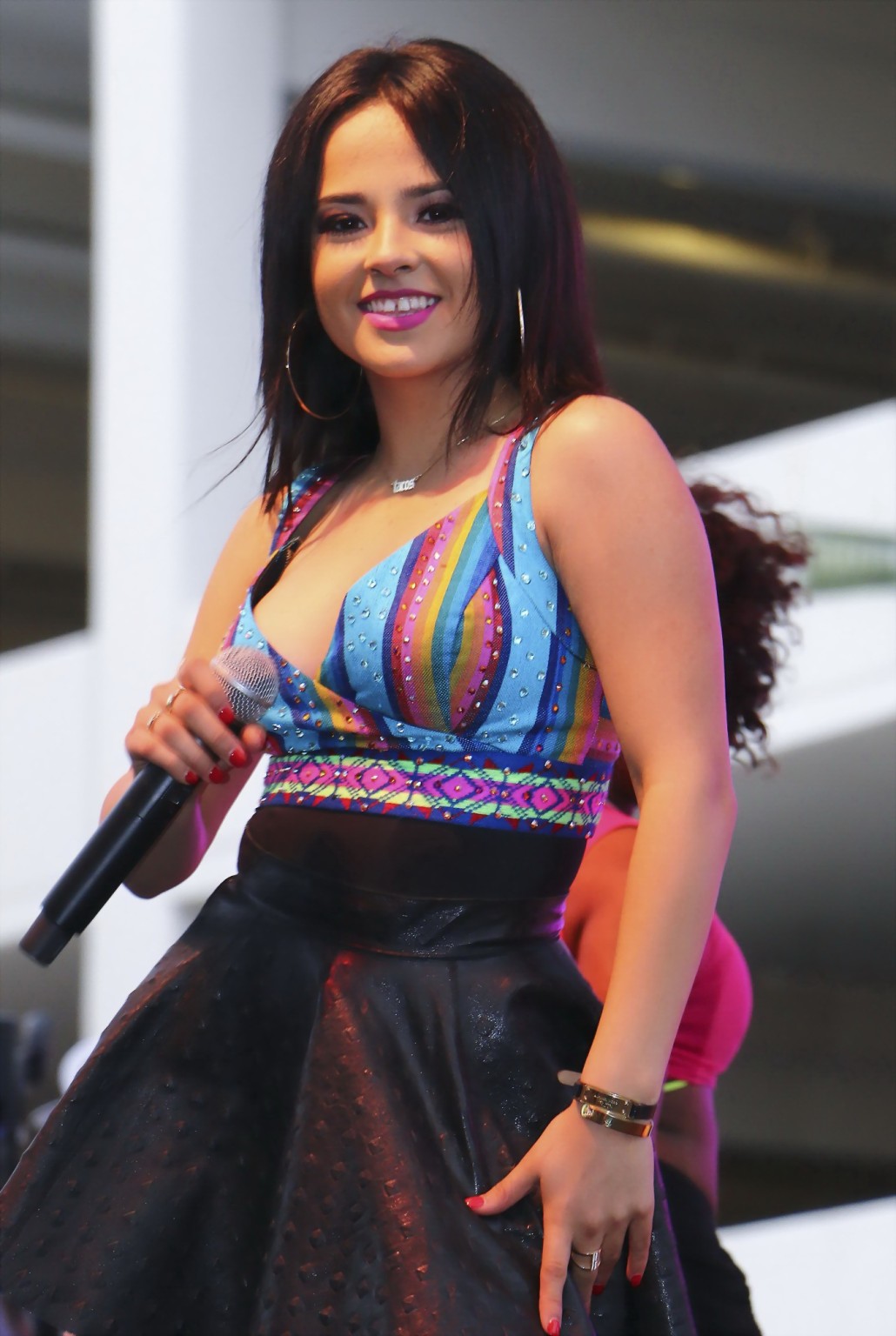 Becky g scollata e con le gambe in top striminzito e minigonna che si esibisce al la pride
 #75161220