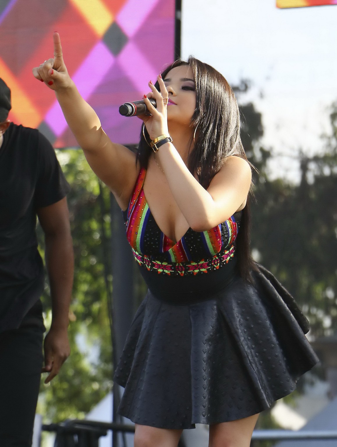 Becky g scollata e con le gambe in top striminzito e minigonna che si esibisce al la pride
 #75161242