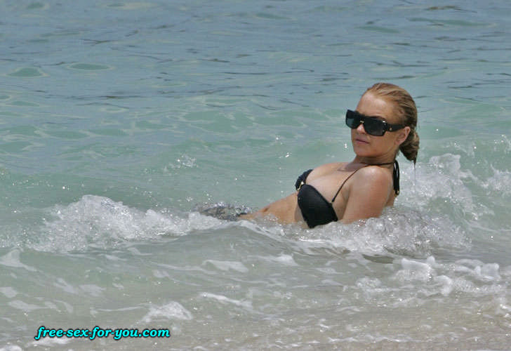 Lindsay Lohan che mostra le sue grandi tette e capezzolo slip
 #75419476