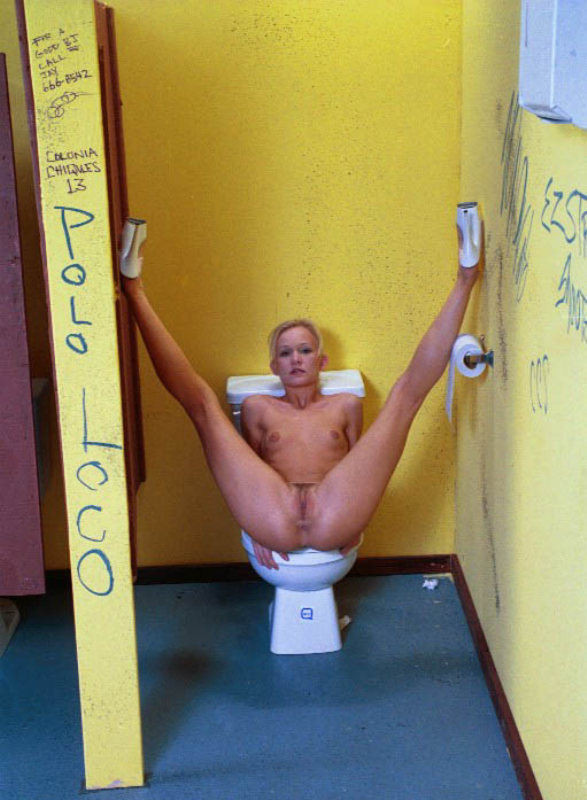 Blonde Schlampe posiert in öffentlicher Toilette
 #76634572