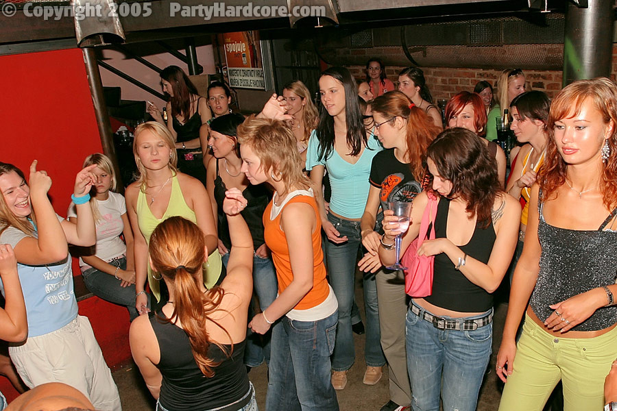 :: party hardcore :: glückliche männliche Stripper verführen betrunkene Babes auf der Party
 #76823907