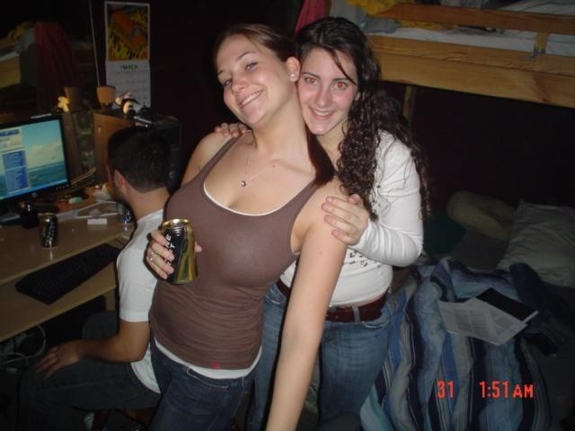 Verrückte betrunkenen Freundinnen gehen wild und betrunken verschwendet
 #76402175