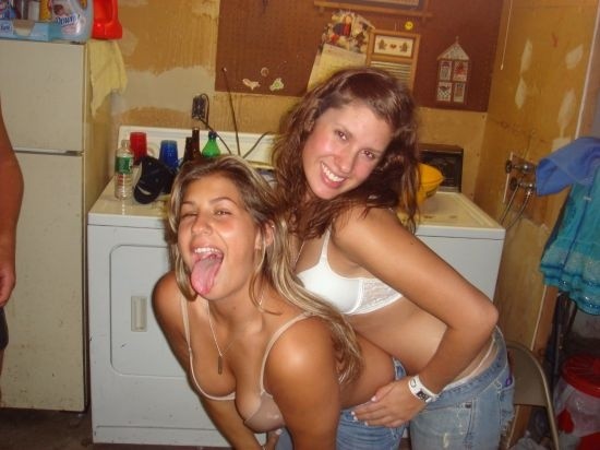 Verrückte betrunkenen Freundinnen gehen wild und betrunken verschwendet
 #76402177