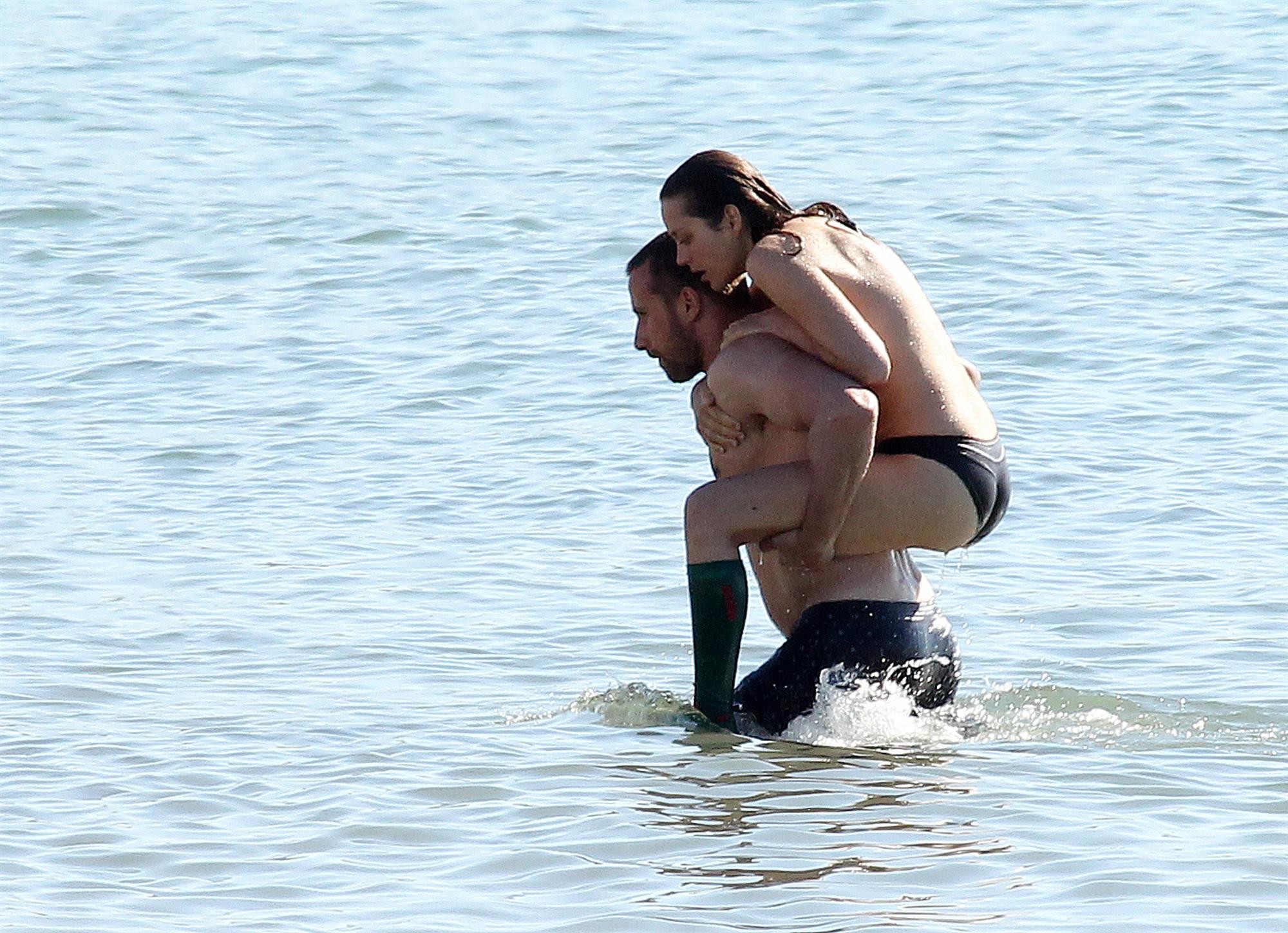 Marion cotillard exhibant ses gros seins sur le plateau de 'rust and bone' en cann...
 #75285819