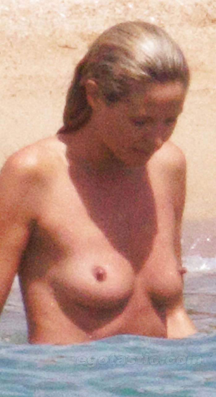 Heidi Klum zeigt ihre winzigen Titten am Strand, während sie sich oben ohne sonnt, gefilmt von Pap
 #75291894