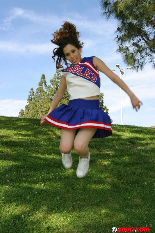Dreckige Cheerleaderin zeigt ihre rasierte Muschi
 #75470387
