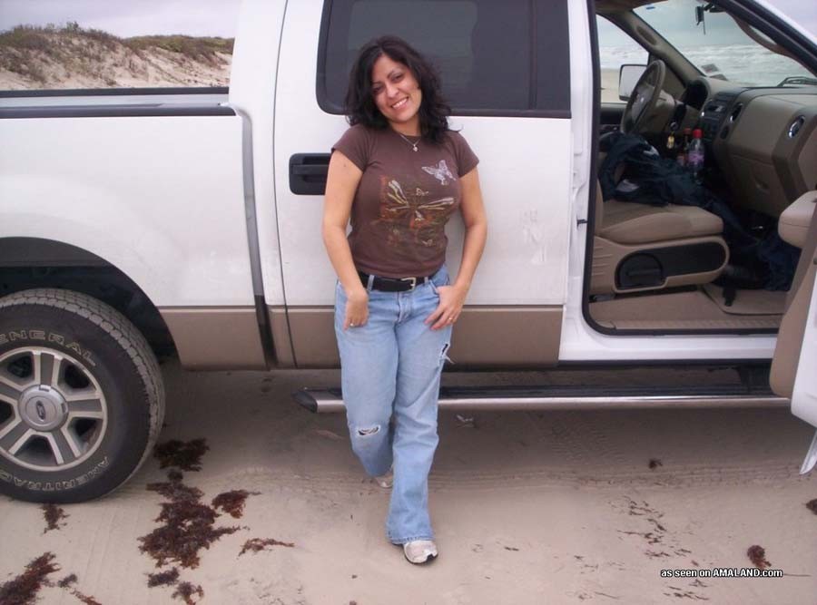 Sexy mexikanisches Babe posiert im Freien
 #68406427