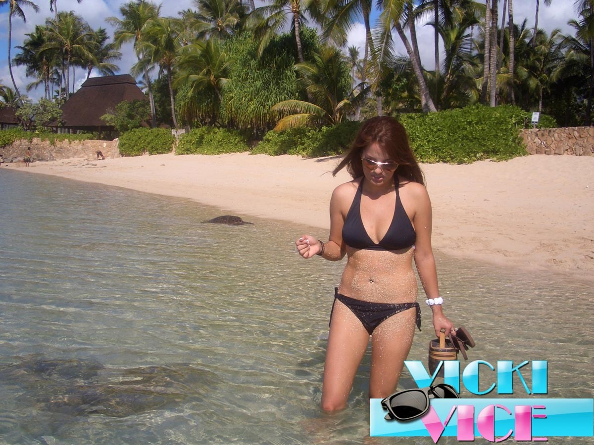Fotos de vacaciones cándidas de una chica en bikini en la playa
 #72312683