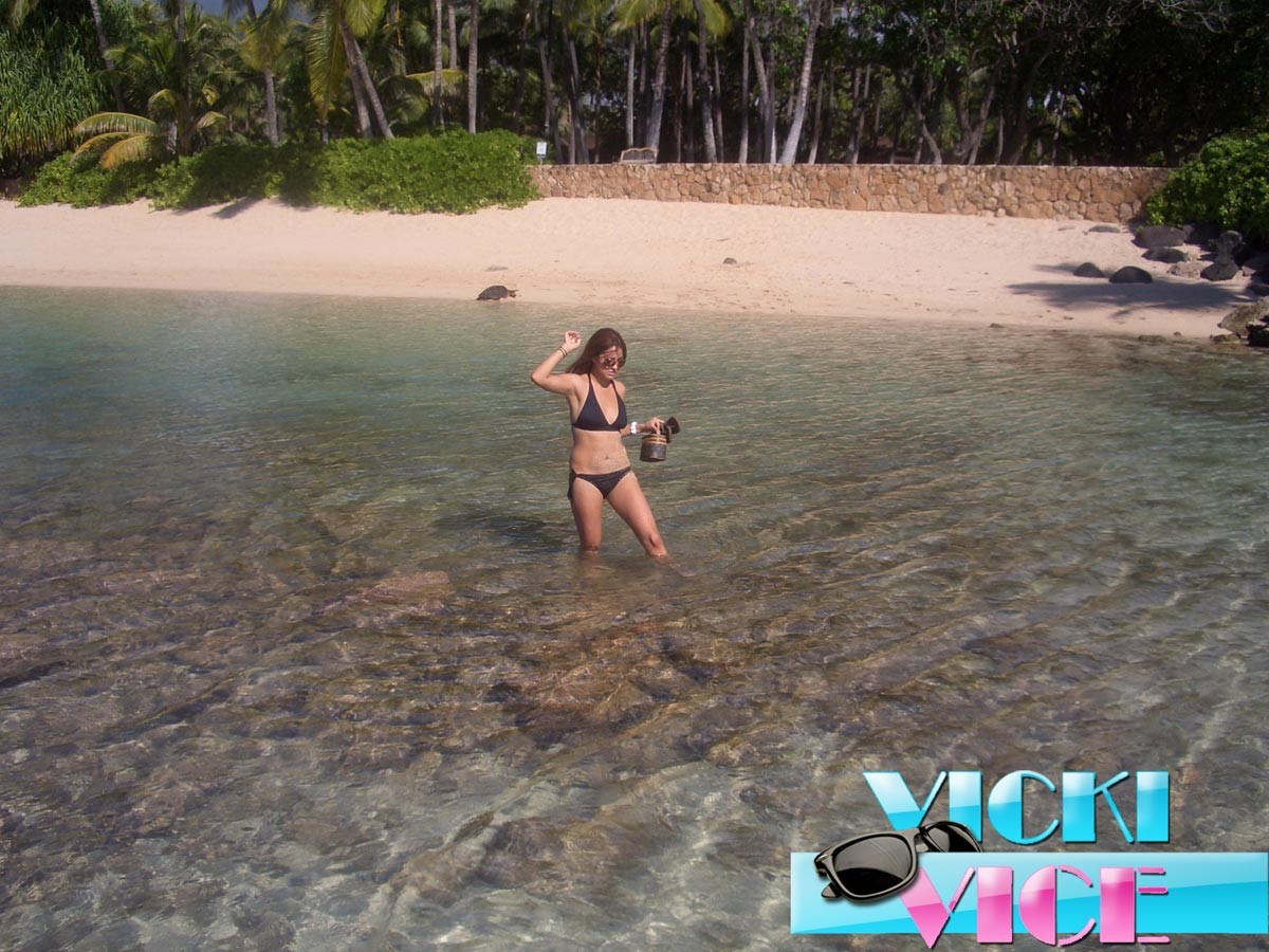 Fotos de vacaciones cándidas de una chica en bikini en la playa
 #72312726