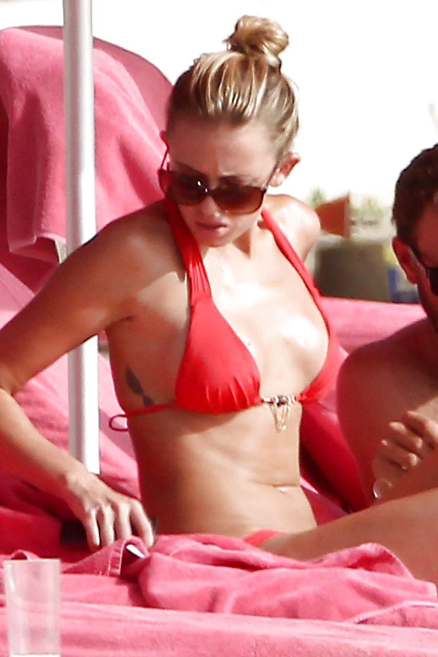 Paulina gretzky sieht sexy und heiß im Bikini am Strand aus
 #75226812