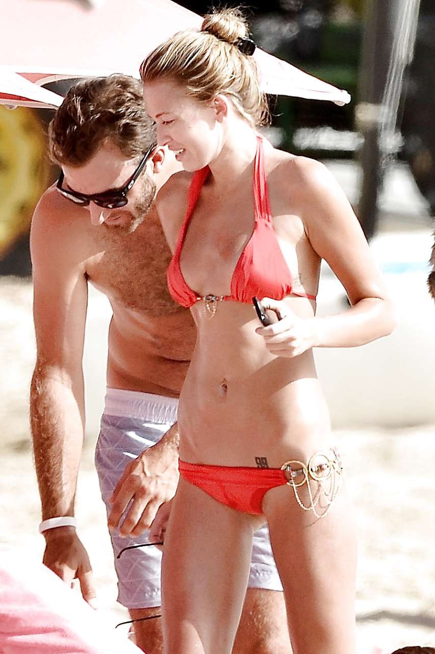 Paulina gretzky sieht sexy und heiß im Bikini am Strand aus
 #75226828