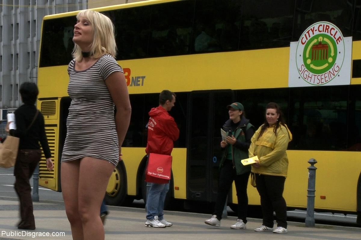 Blondine wird mit dem Kopf in einer Kiste in einer U-Bahn-Station eingesperrt zurückgelassen
 #67522482