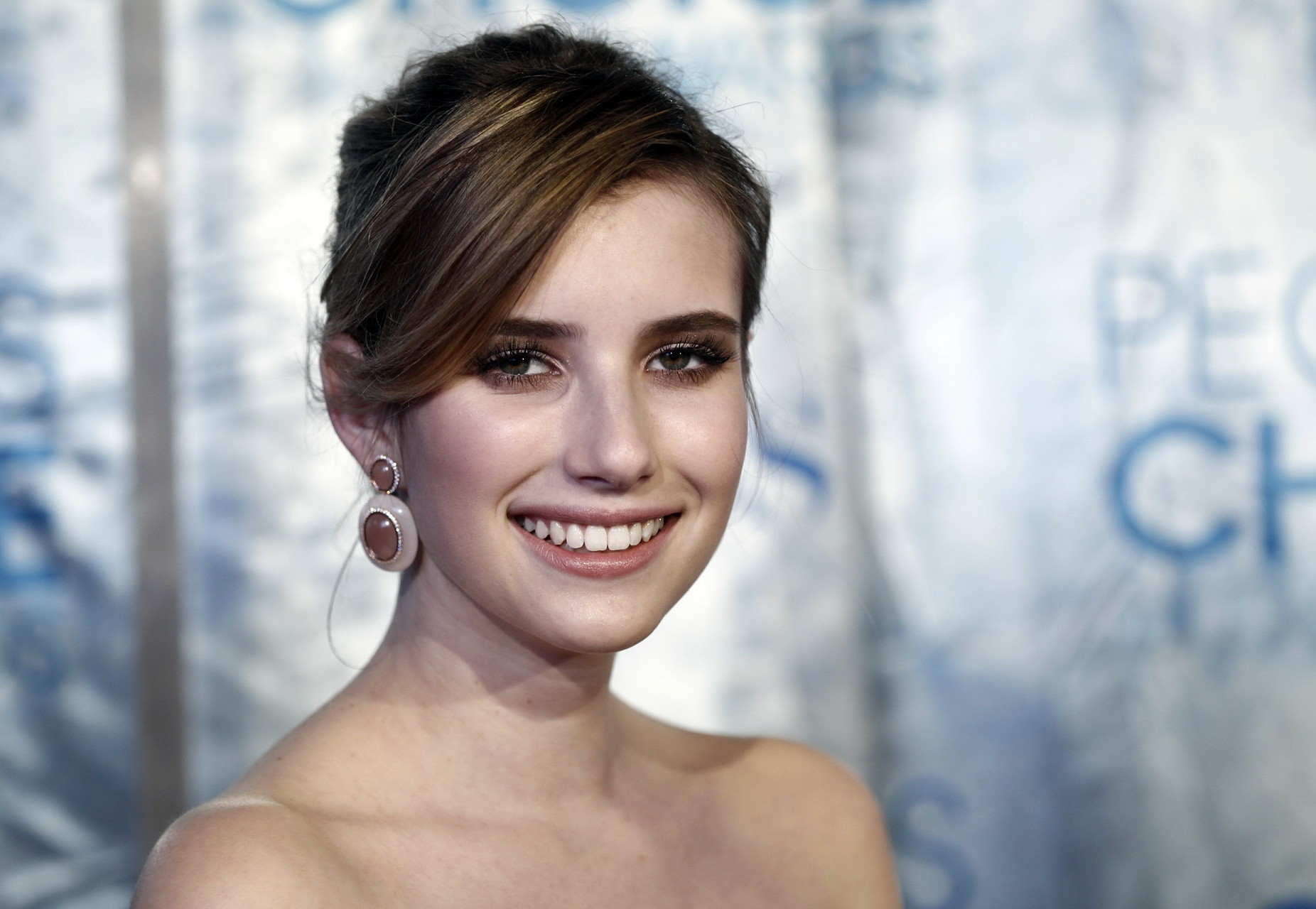 Emma Roberts atemberaubend im trägerlosen schwarzen Kleid beim 37. People's Choice Award
 #75321555