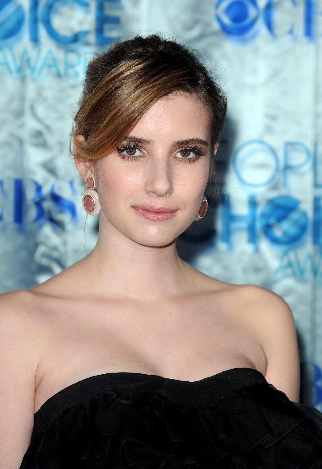 Emma roberts impresionante con un vestido negro sin tirantes en la 37ª edición del people's choice award
 #75321564