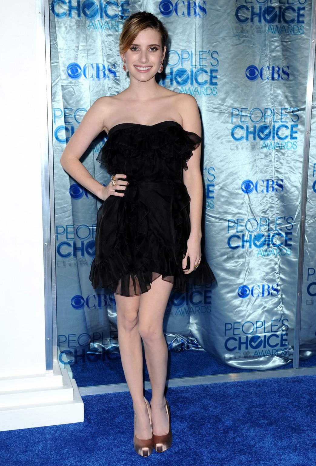 Emma roberts impresionante con un vestido negro sin tirantes en la 37ª edición del people's choice award
 #75321598