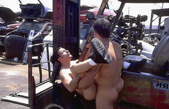 Dos mecánicos musculosos chupando y follando en un vertedero de coches
 #76913871