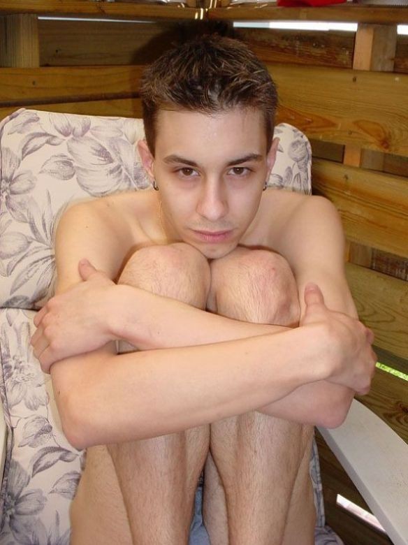 Un jovencito incauto muy tierno posando desnudo por primera vez
 #76996594