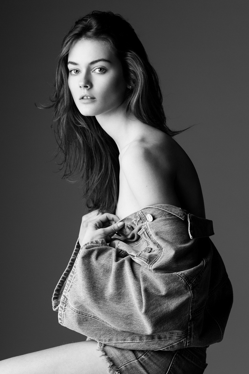 Monika jagaciak pose nue mais cache ses atouts dans le photoshoot de viva moda outtak
 #75210719