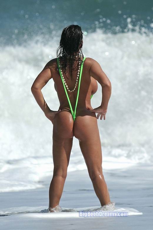 Sexy Babe mit großen Titten posiert am Strand im Bikini
 #72318680
