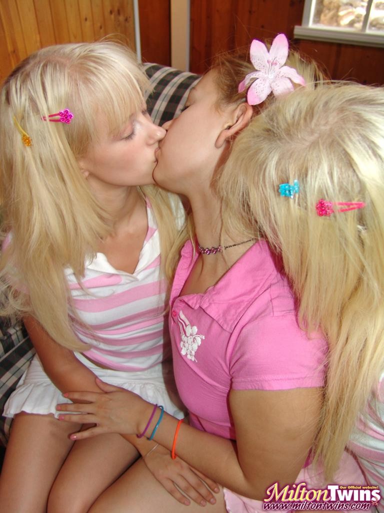 3人のムラムラしたティーンの女の子がキスをしてプッシーを舐めている
 #79018140