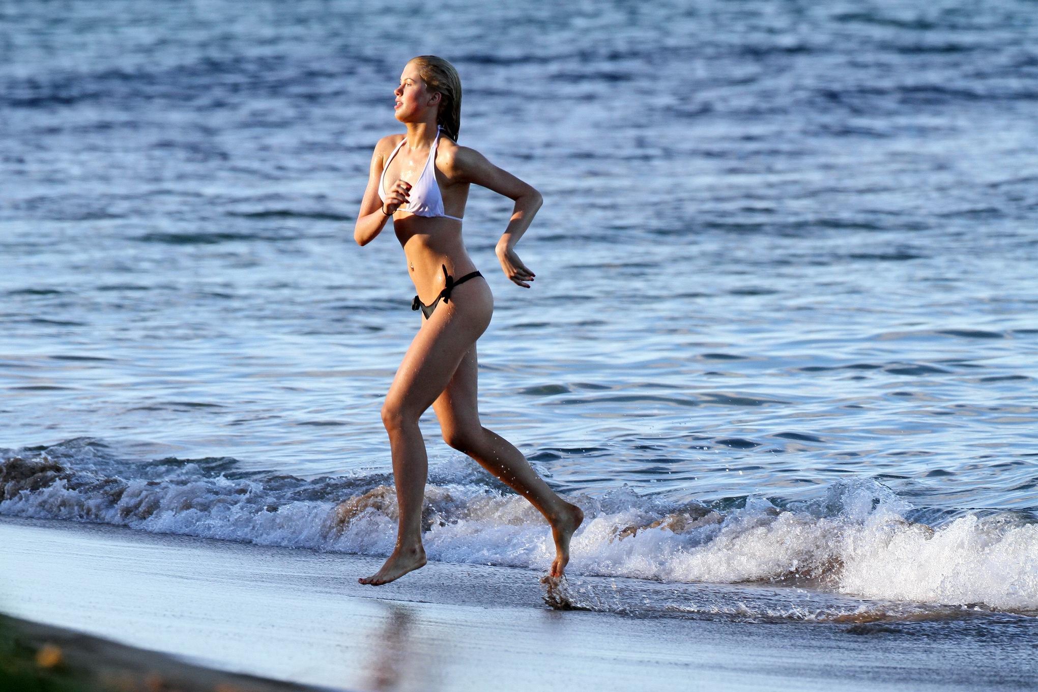 Ireland baldwin zeigt Arsch-Pokies in einem nassen Tanga-Bikini am Strand von Maui
 #75249993