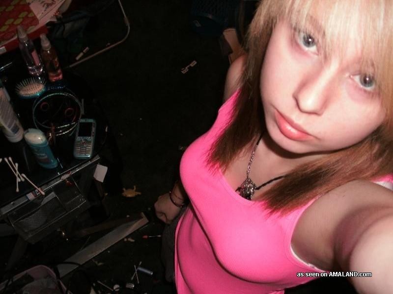 Compilation d'une copine emo excitée qui se prostitue nue sur webcam
 #75695708