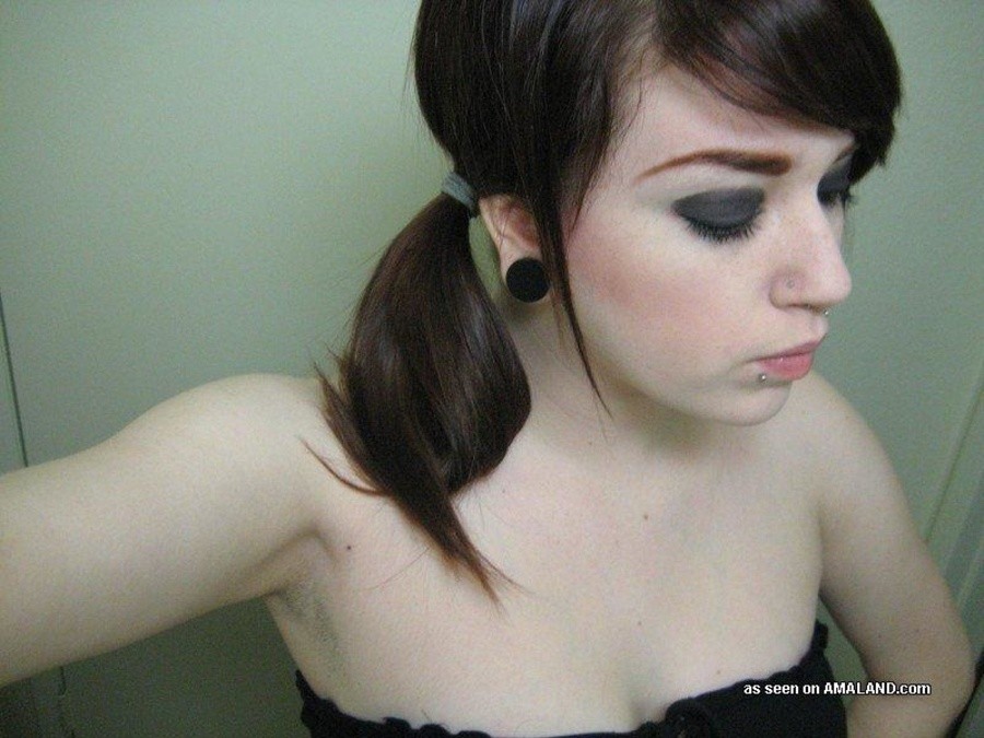 Foto di una fidanzata amatoriale selvaggia inchiostrata e con piercing
 #67567532