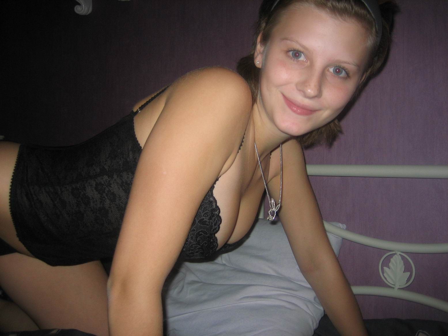 Amateur Teens zeigen Hintern in Tangas
 #68400930