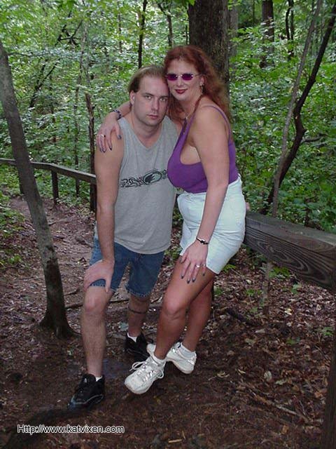 Couple amateur baisant dans une forêt
 #78636605