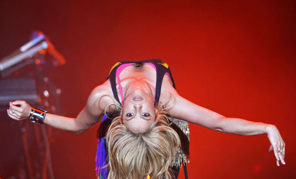 Shakira downblouse y sexy actuando en el escenario paparazzi dispara
 #75348555