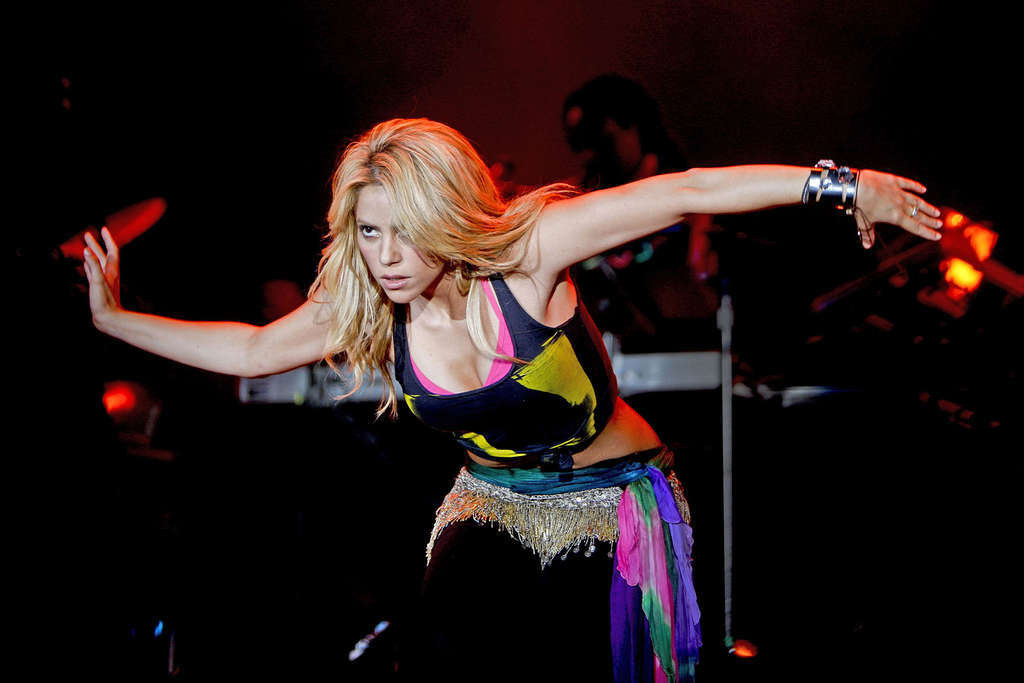 Shakira downblouse e sexy in esecuzione sul palco riprese paparazzi
 #75348586