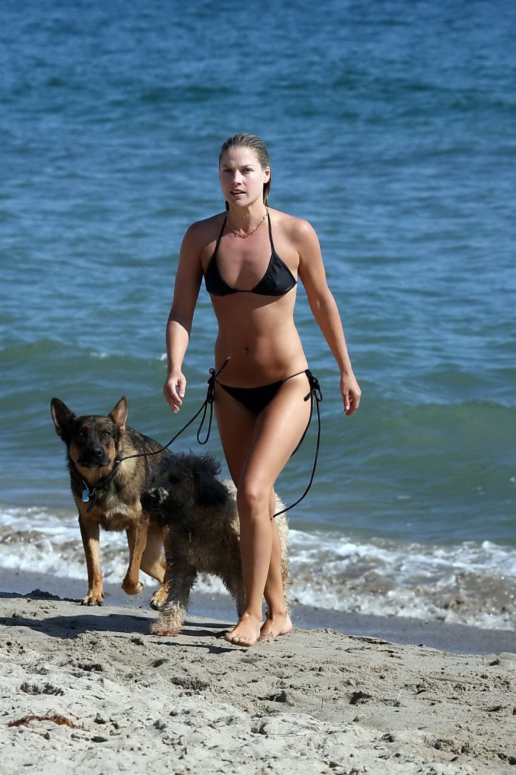 Ali larter portant un minuscule bikini noir à la plage de Miami
 #75231843