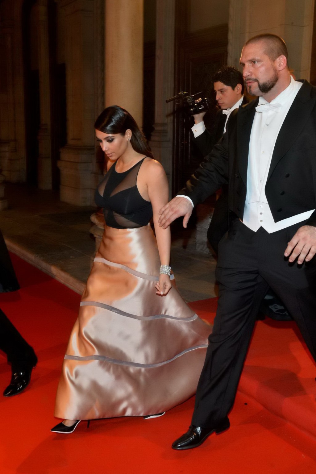 Kim kardashian sin sujetador con un vestido parcialmente transparente en el 58 wiener opernbal
 #75203146
