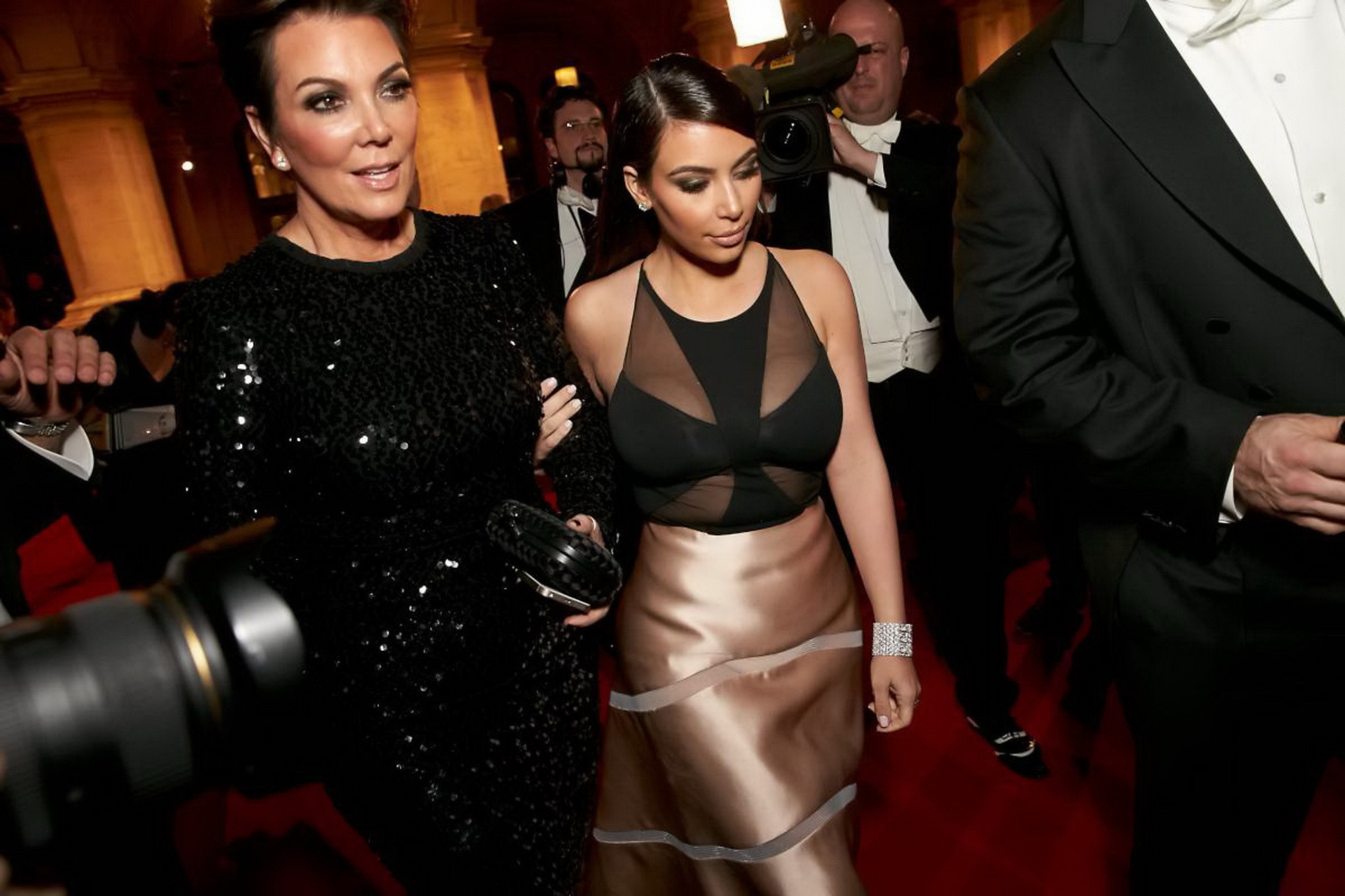 Kim Kardashian senza reggiseno con abito parzialmente trasparente al 58 wiener opernbal
 #75203172