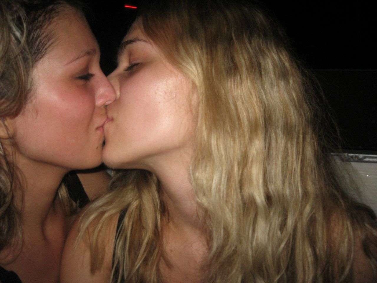 Chicas lesbianas comiéndose entre ellas
 #67674873