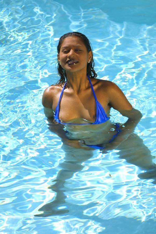 Fille indienne sexy en bikini string à la piscine
 #73185617