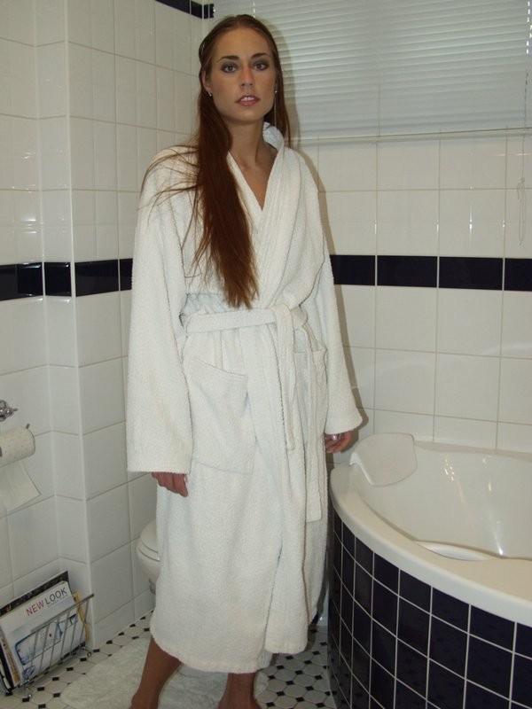 Süße Brünette verliert ihren Bademantel im Badezimmer und gibt uns eine Show
 #75597670