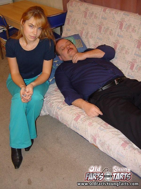 Pequeña rubia joven dando una buena cabeza a un mayor caliente
 #79407316