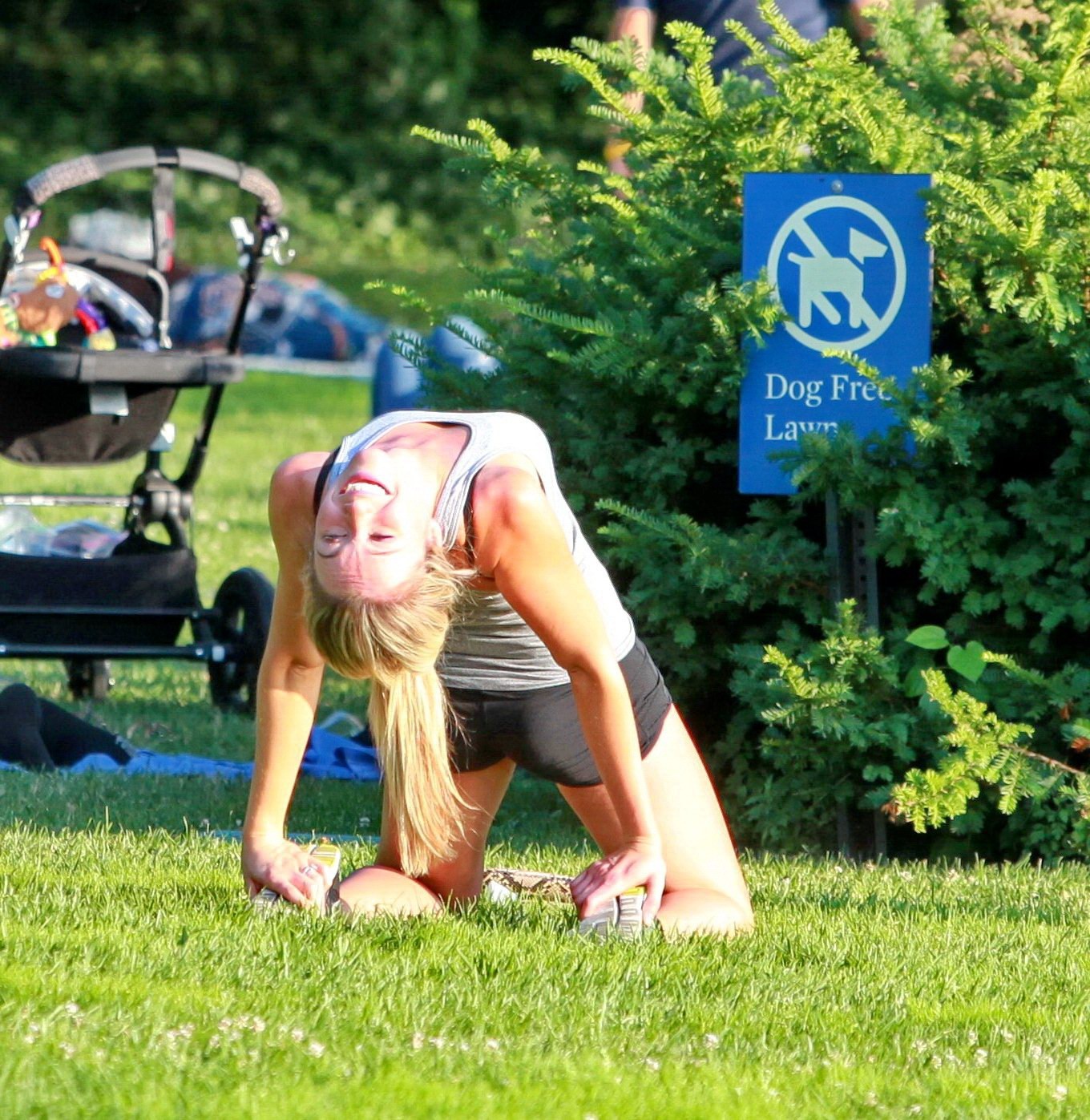 Katrina Bowden mostra il suo culo in minuscoli pantaloncini neri mentre fa stretching a Ben Jo
 #75189844