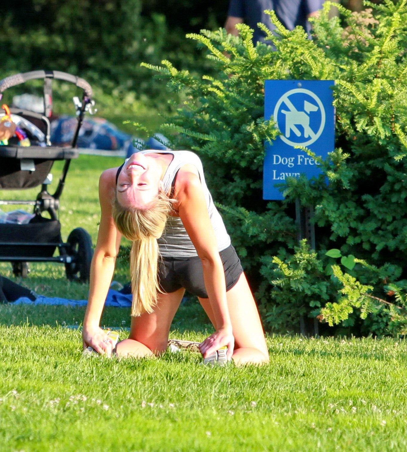 Katrina Bowden mostra il suo culo in minuscoli pantaloncini neri mentre fa stretching a Ben Jo
 #75189847