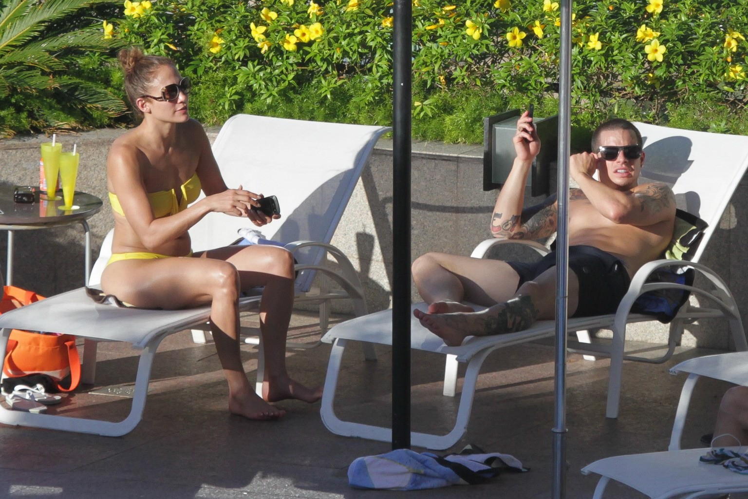 Jennifer Lopez montrant son corps tonique dans un bikini canari sans bretelles en piscine
 #75256789