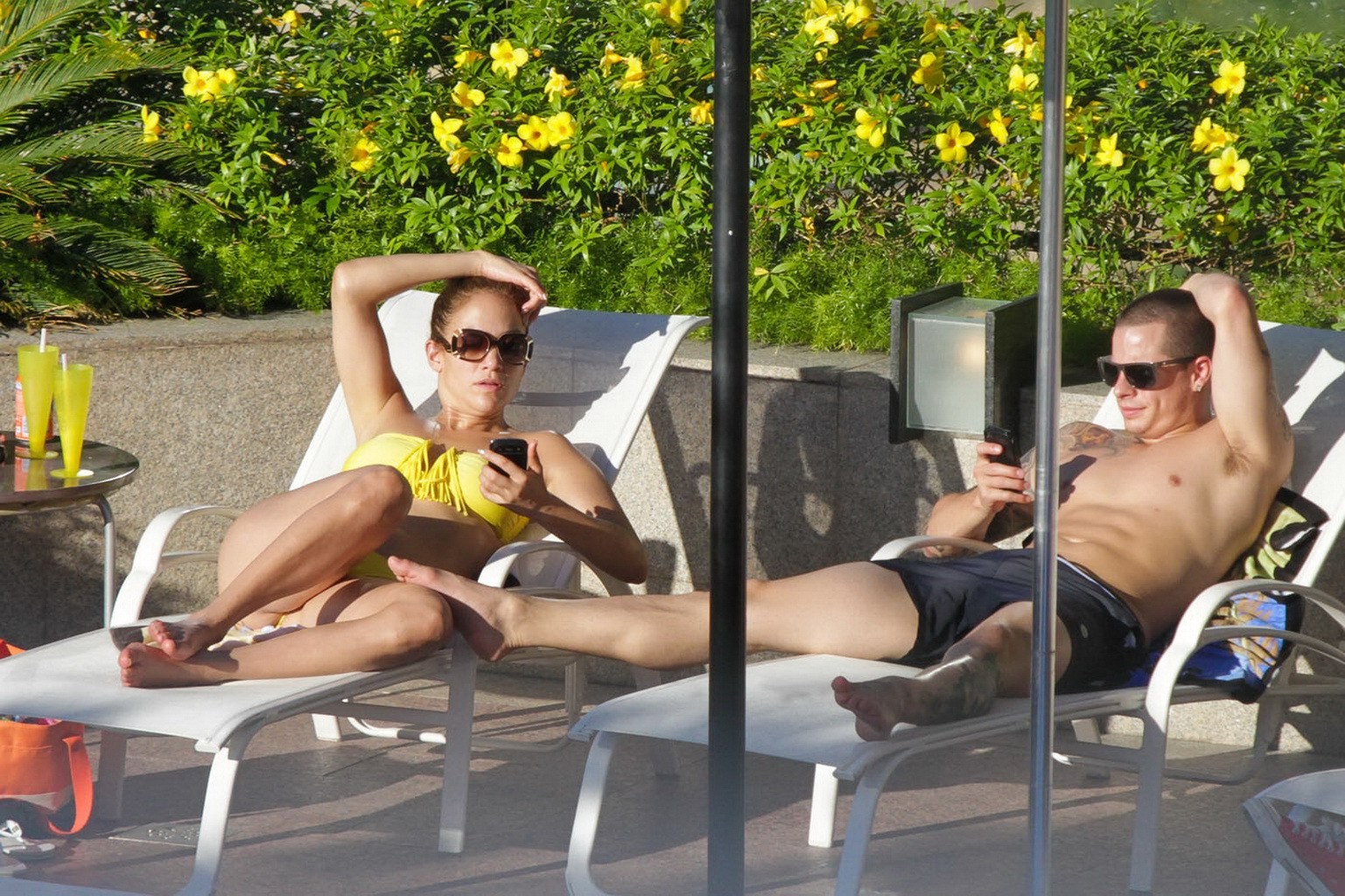 Jennifer Lopez montrant son corps tonique dans un bikini canari sans bretelles en piscine
 #75256805