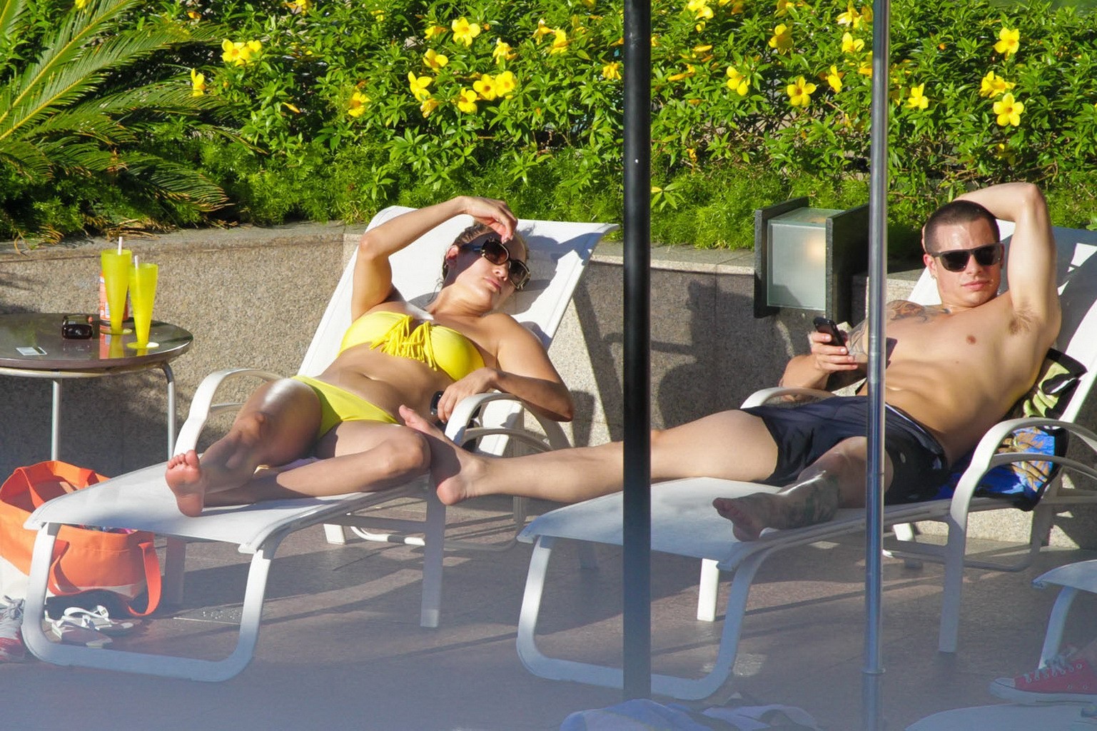 Jennifer Lopez montrant son corps tonique dans un bikini canari sans bretelles en piscine
 #75256808