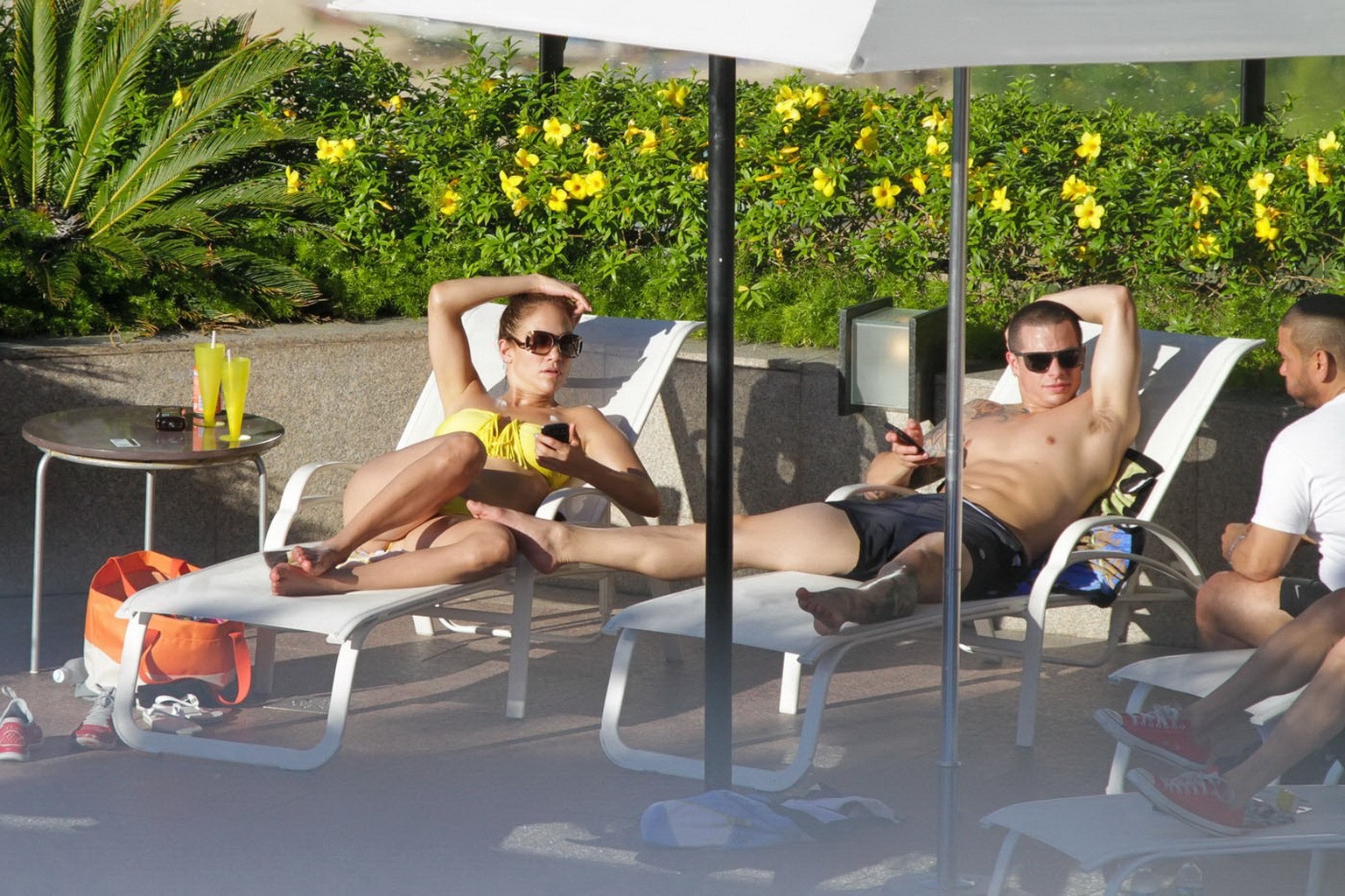 Jennifer Lopez montrant son corps tonique dans un bikini canari sans bretelles en piscine
 #75256811