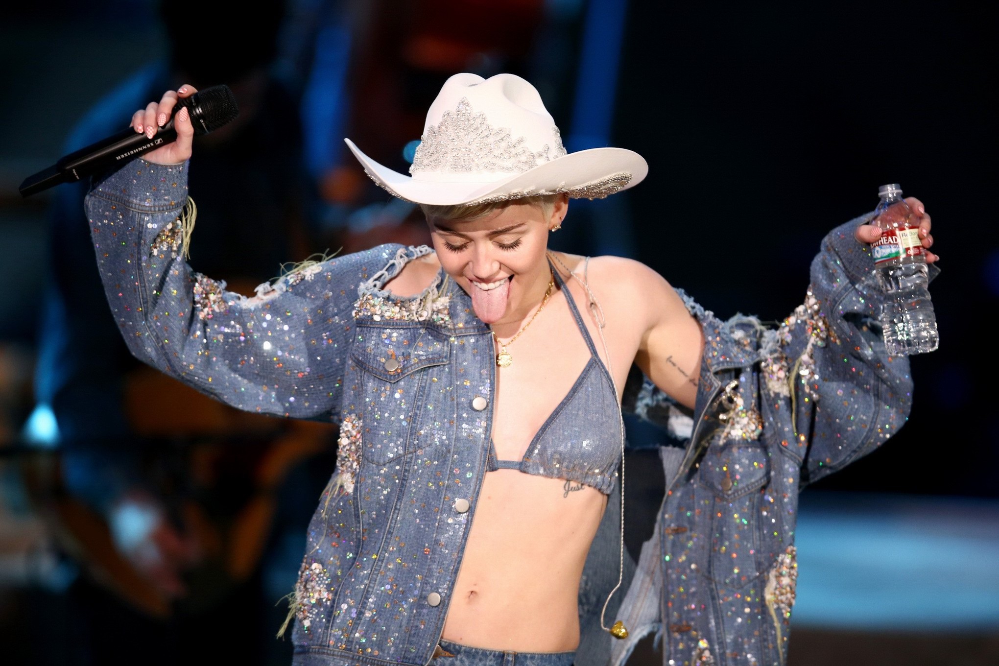 Miley Cyrus en jean déchiré dans un soutien-gorge en denim lors du mtv unplugged à hollywood. #75205871