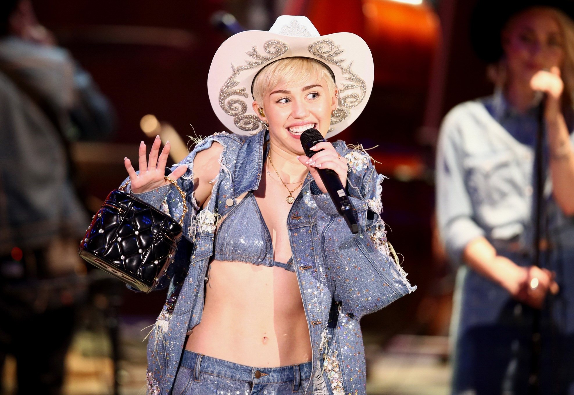 Miley Cyrus en jean déchiré dans un soutien-gorge en denim lors du mtv unplugged à hollywood. #75205881