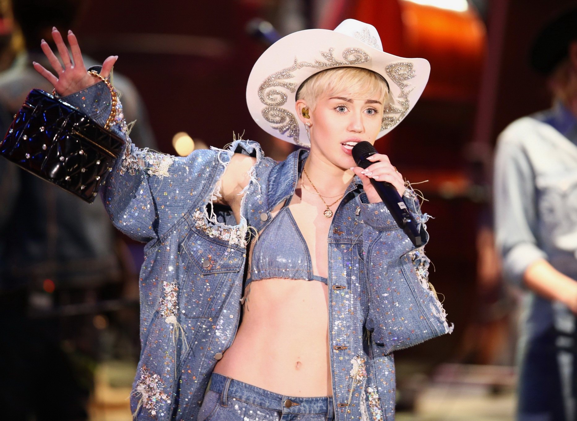 Miley Cyrus en jean déchiré dans un soutien-gorge en denim lors du mtv unplugged à hollywood. #75205889